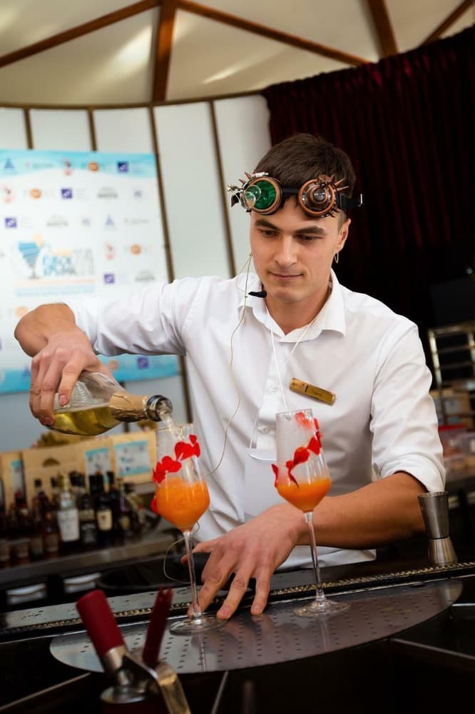 Бармен наливает коктейль