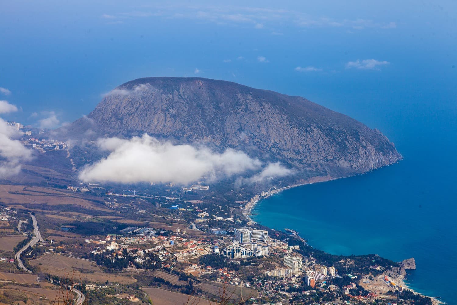 Гора Медведь в крыму с высоты