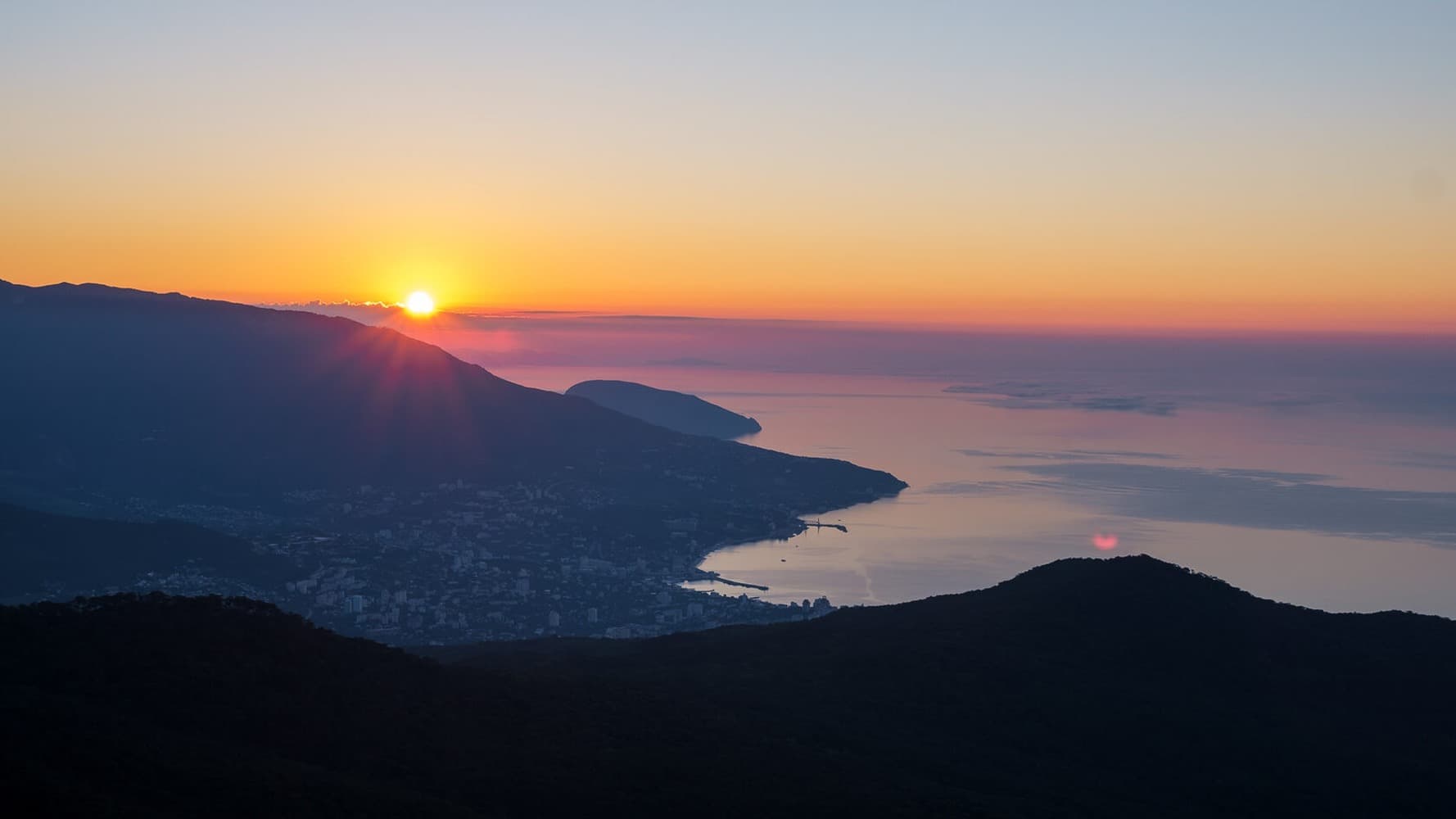 Рассвет в ялте с высоты
