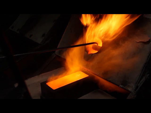 Как отливают золото в слитки